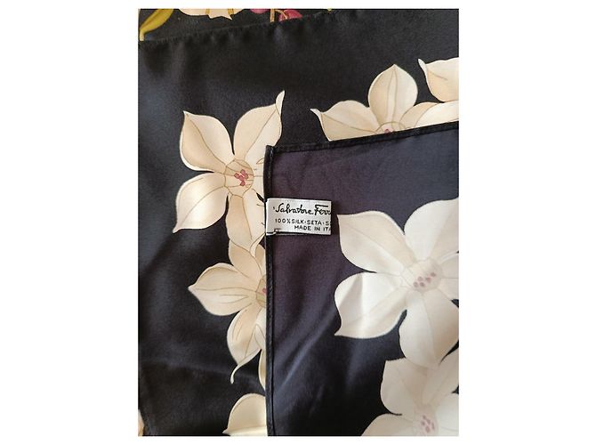 Salvatore Ferragamo Seidentuch mit Blumenprint Pink Weiß Golden Dunkelblau - Ansicht 3