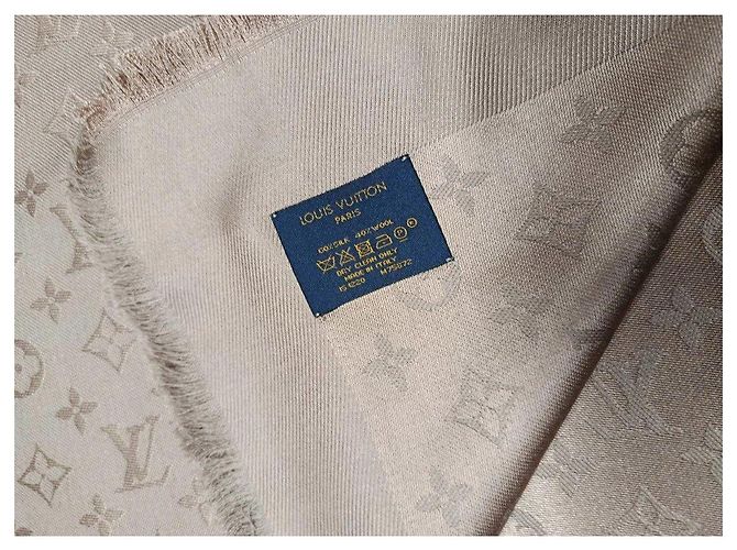 Cachecol Louis Vuitton Monogram em seda e lã cor de capuz. Bege - vista 4