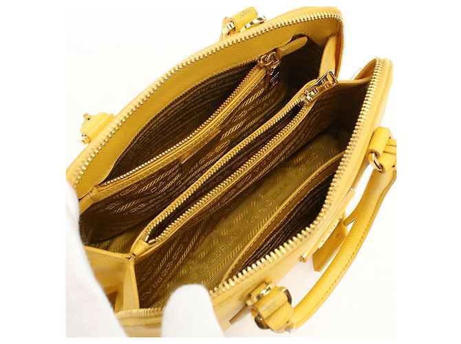Mini borsa Prada in pelle Saffiano gialla Giallo - vista 3