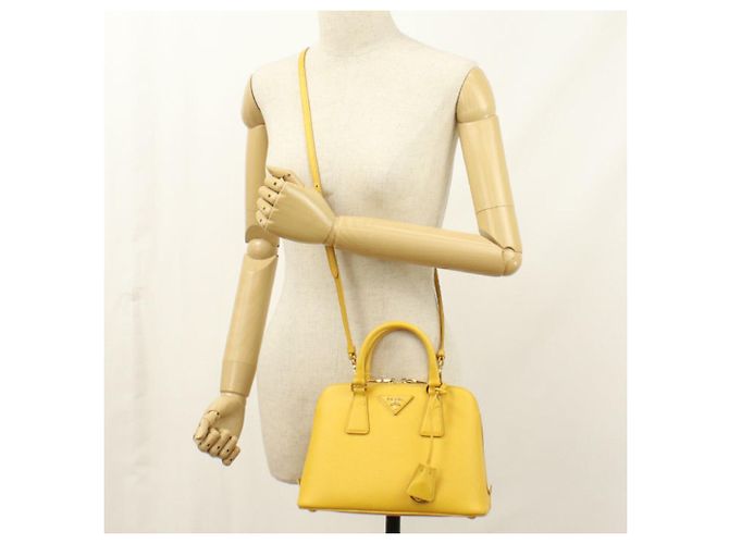 Mini borsa Prada in pelle Saffiano gialla Giallo - vista 9