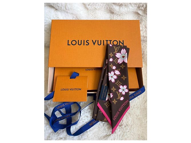 Louis Vuitton x Takashi Murakami Cherry Blossom Bandana in seta Marrone Rosa - vista 2