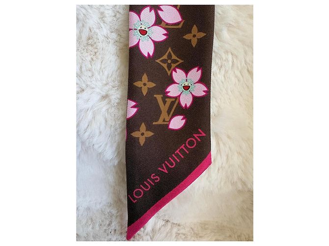Louis Vuitton x Takashi Murakami Cherry Blossom Bandana in seta Marrone Rosa - vista 3