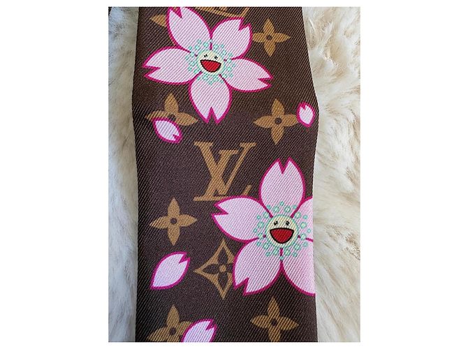 Louis Vuitton x Takashi Murakami Cherry Blossom Bandana in seta Marrone Rosa - vista 4
