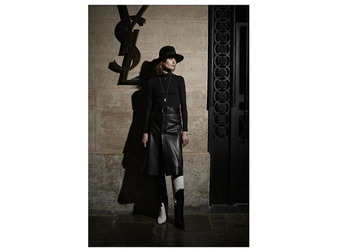 Saint Laurent Saia midi em couro preto com botões frontais - vista 2