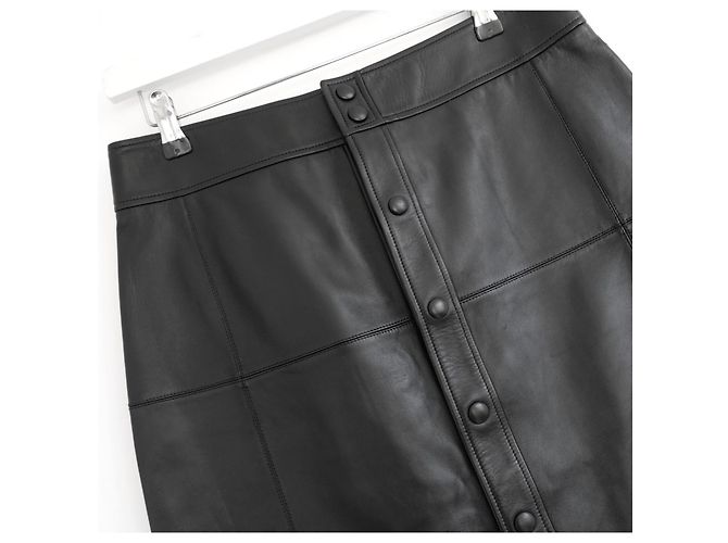 Saint Laurent Saia midi em couro preto com botões frontais - vista 3