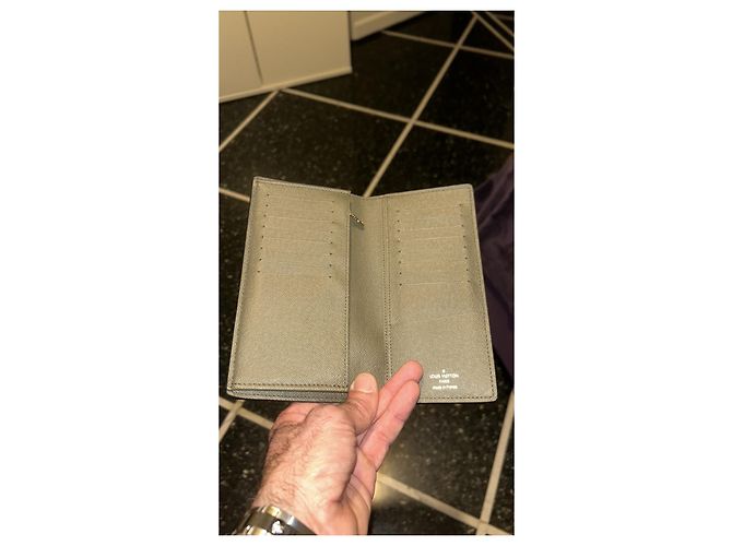 Louis Vuitton Brazza Cartera Piel Gris Verde oliva - vista 2