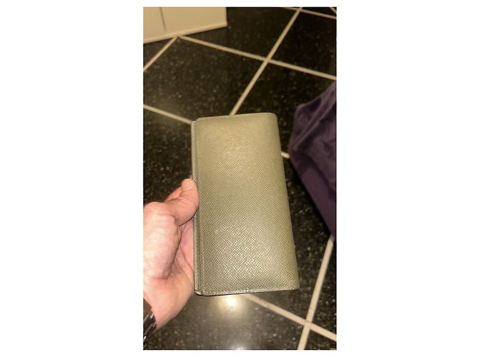 Louis Vuitton Brazza Cartera Piel Gris Verde oliva - vista 3