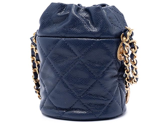 Borsa a secchiello Chanel Blue Mini in caviar trapuntato con charm a medaglione e coulisse Blu navy - vista 2