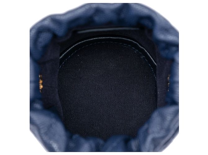 Borsa a secchiello Chanel Blue Mini in caviar trapuntato con charm a medaglione e coulisse Blu navy - vista 4