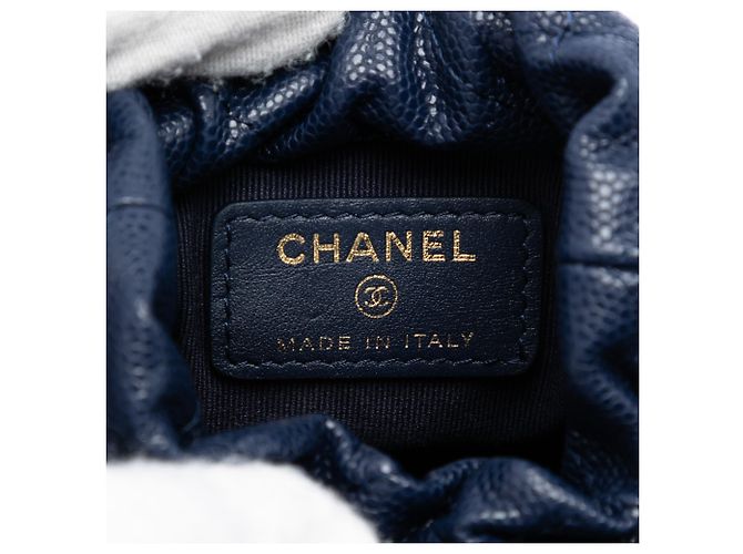 Borsa a secchiello Chanel Blue Mini in caviar trapuntato con charm a medaglione e coulisse Blu navy - vista 5