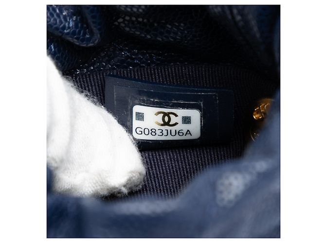 Borsa a secchiello Chanel Blue Mini in caviar trapuntato con charm a medaglione e coulisse Blu navy - vista 6