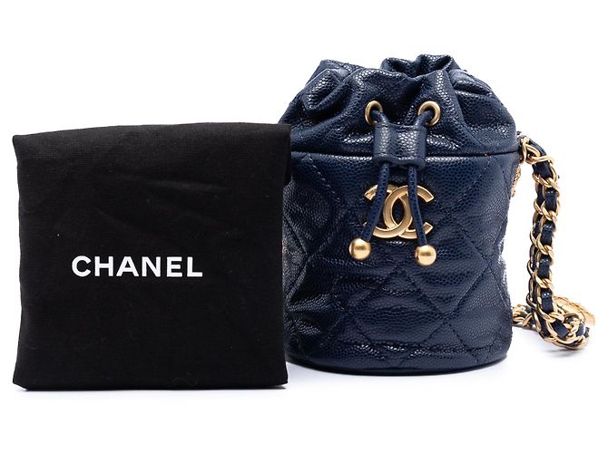 Borsa a secchiello Chanel Blue Mini in caviar trapuntato con charm a medaglione e coulisse Blu navy - vista 8
