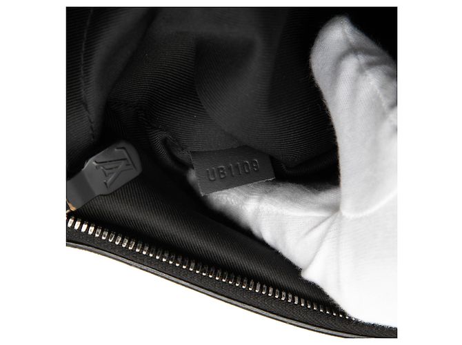 Pochette Discovery Louis Vuitton Monogram Shadow nero - vista 6