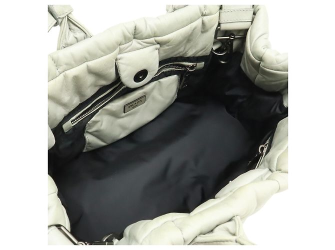 Prada Nappa Bomber Tote Bag in Hellgrau - Ansicht 6