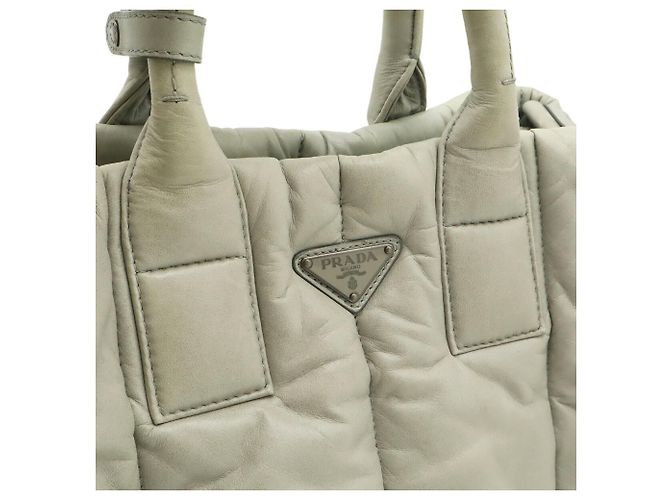 Prada Nappa Bomber Tote Bag in Hellgrau - Ansicht 9