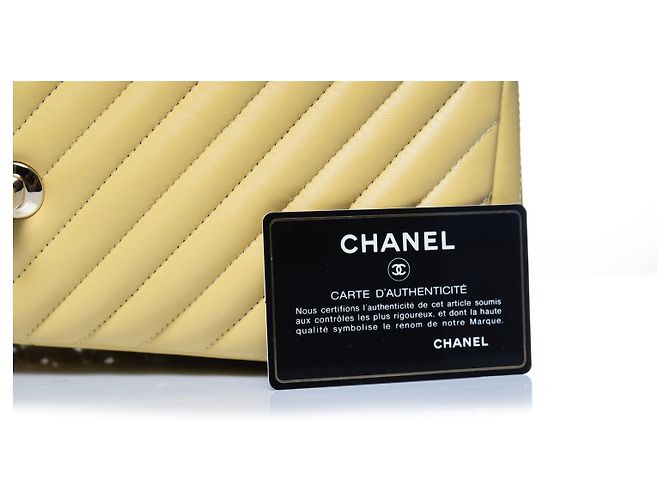 Chanel, borsa flap Jumbo in pelle di agnello con chevron giallo - vista 10