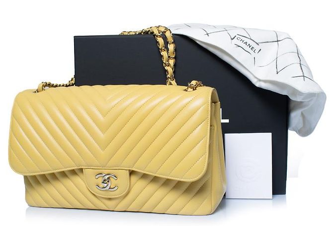 Chanel, borsa flap Jumbo in pelle di agnello con chevron giallo - vista 2