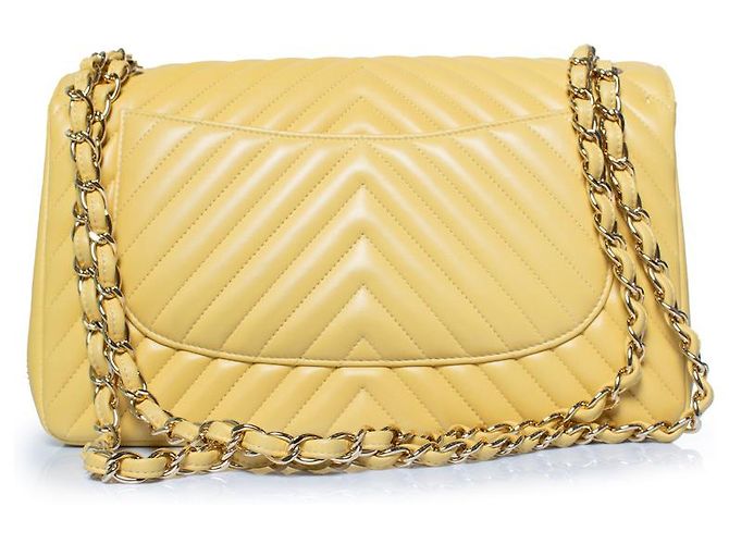 Chanel, borsa flap Jumbo in pelle di agnello con chevron giallo - vista 3