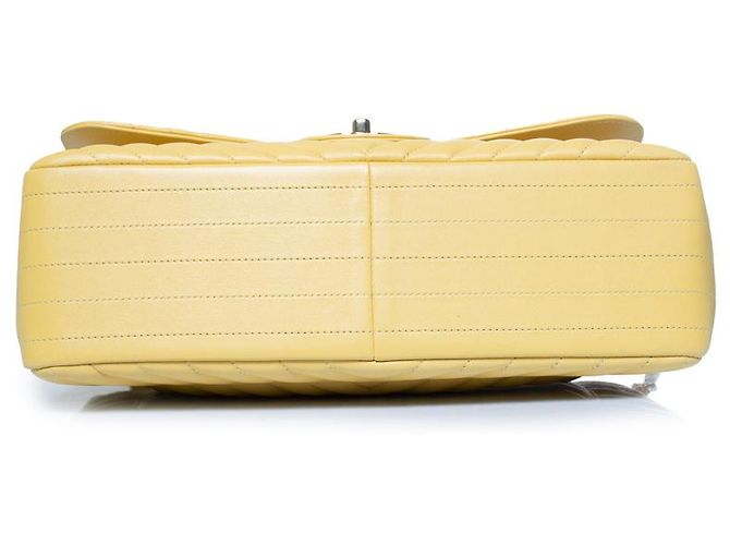 Chanel, borsa flap Jumbo in pelle di agnello con chevron giallo - vista 5
