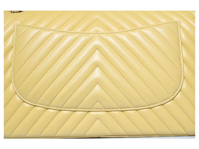 Chanel, borsa flap Jumbo in pelle di agnello con chevron giallo - vista 6