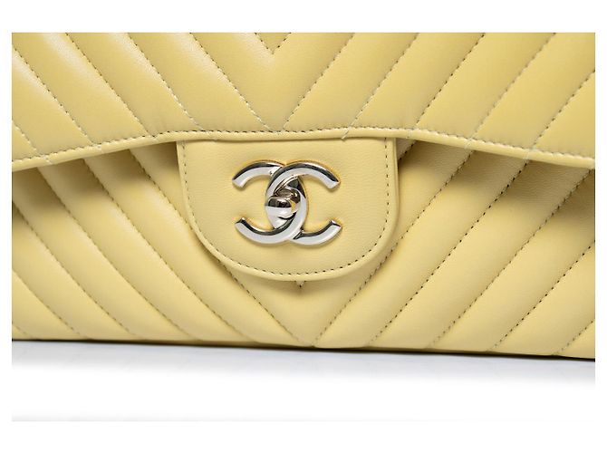 Chanel, borsa flap Jumbo in pelle di agnello con chevron giallo - vista 7