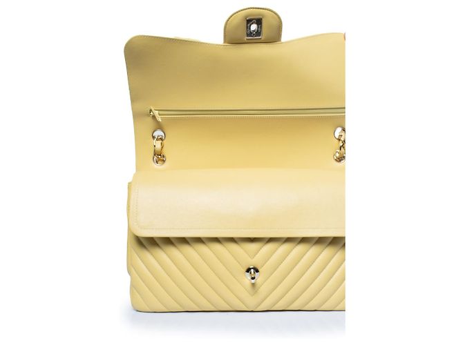 Chanel, borsa flap Jumbo in pelle di agnello con chevron giallo - vista 9
