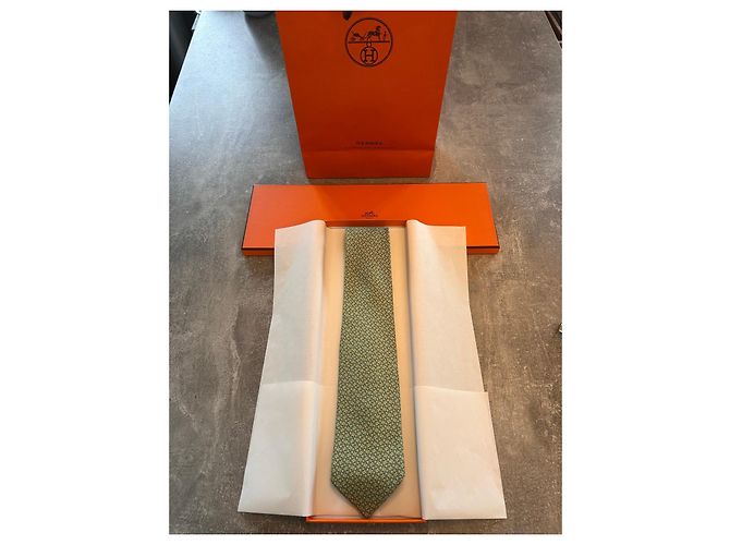 Cravatta Hermès in seta Maillon H - Verde Mandorla Giallo - vista 8