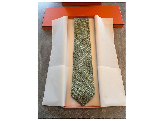 Cravatta Hermès in seta Maillon H - Verde Mandorla Giallo - vista 9
