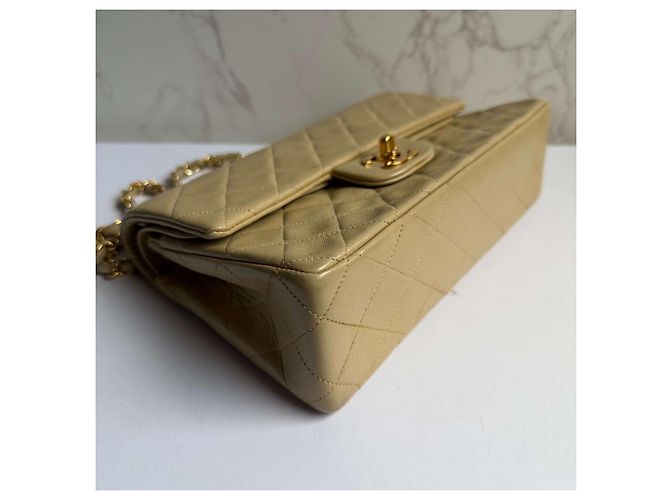 Borsa Chanel Classic Flap Medium in Agnello Beige - vista 11