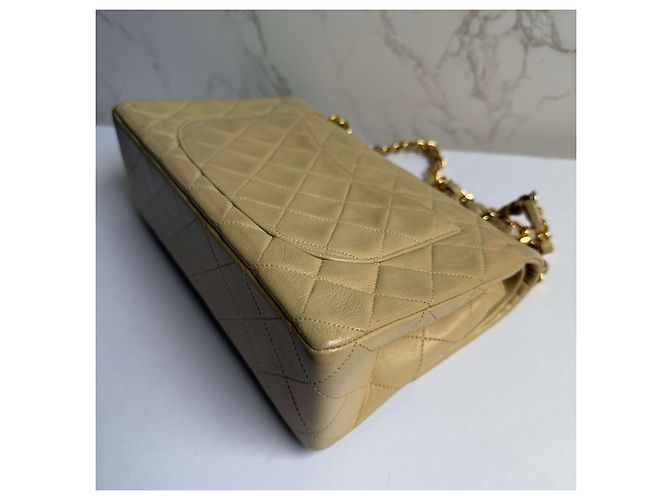 Borsa Chanel Classic Flap Medium in Agnello Beige - vista 13
