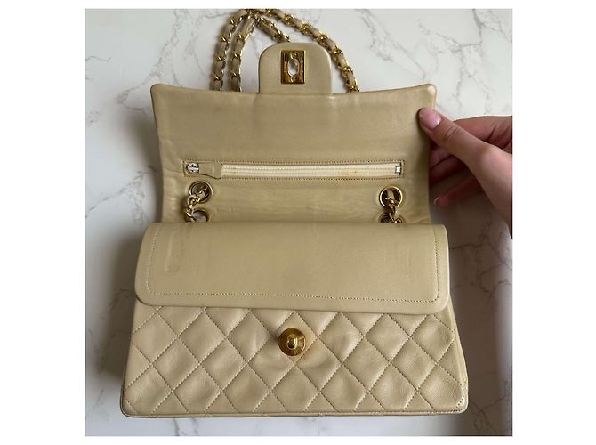 Borsa Chanel Classic Flap Medium in Agnello Beige - vista 14