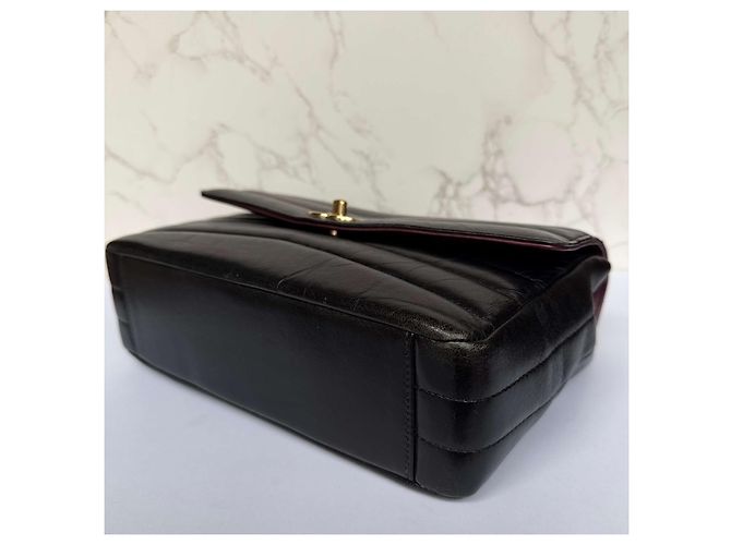 Timeless Chanel Borsa Reversed Chevron con patta in pelle nera Nero - vista 9