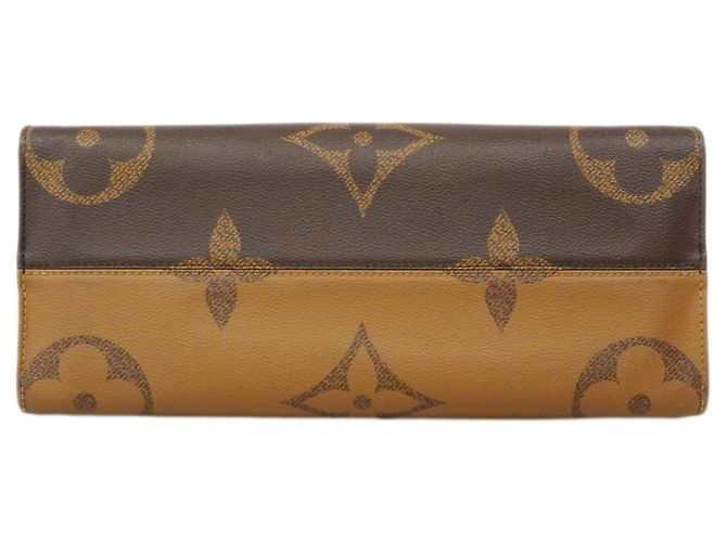 Borsa Tote Louis Vuitton Monogram Giant Reverse OnTheGo MM Marrone - vista 3
