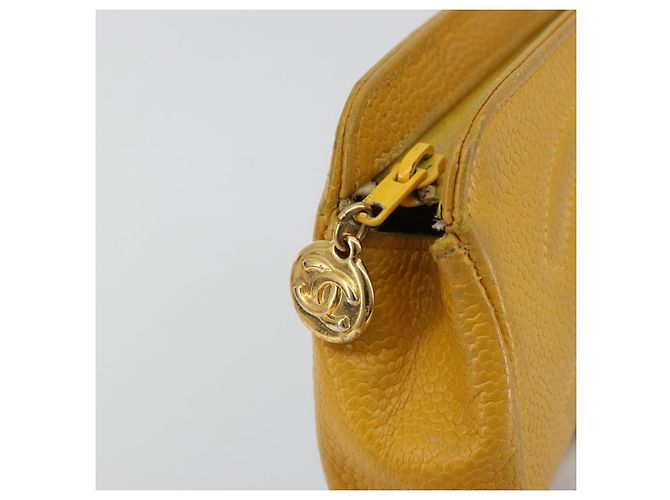 Pochette CHANEL in pelle Caviar Oro Giallo CC Auth bs35112 D'oro - vista 8