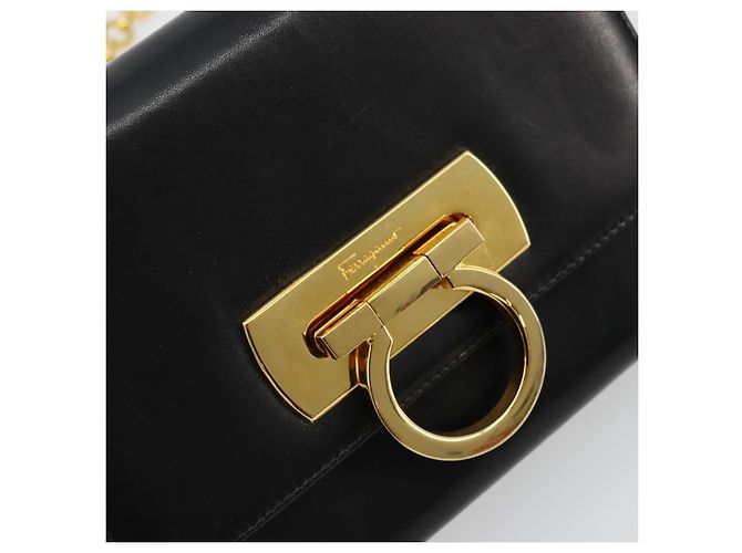 Borsa a tracolla Salvatore Ferragamo Gancini con catena in pelle nera e oro Auth 179103 Nero D'oro - vista 17