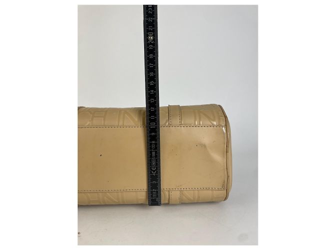 Céline Celine Bowling Bag aus beige Leder mit geprägtem Logo-Muster - Ansicht 12