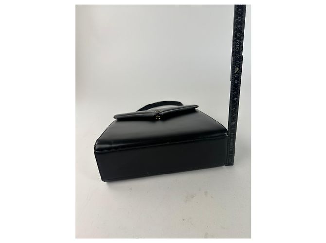 Vintage Givenchy Handtasche aus glattem Leder Schwarz mit Klappe - Ansicht 10