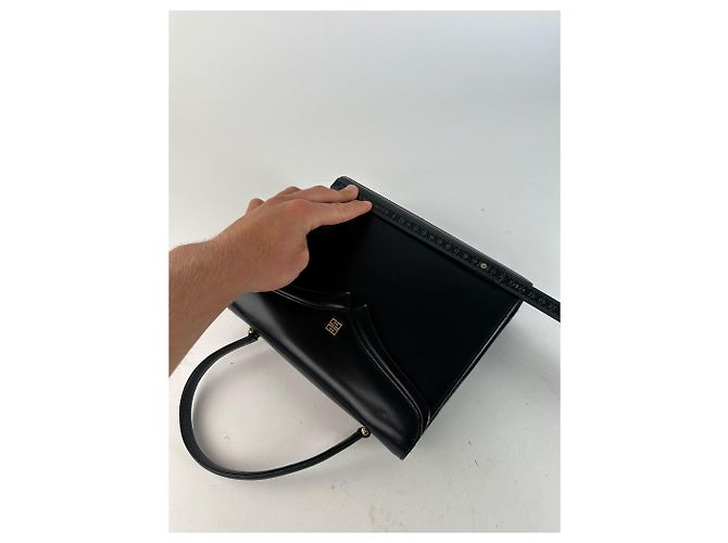 Vintage Givenchy Handtasche aus glattem Leder Schwarz mit Klappe - Ansicht 8