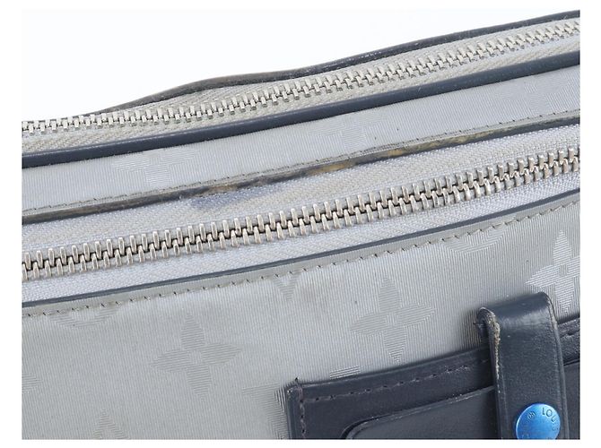 Clutch Louis Vuitton Monogram Satellite Alpha Argento Blu navy - vista 8
