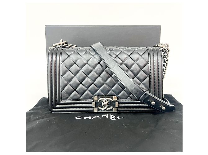 Le Boy Bolsa Chanel Boy Flap em pele de cordeiro acolchoada Old Medium Preto - vista 2