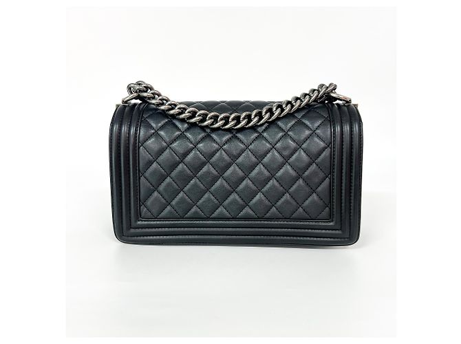 Le Boy Bolsa Chanel Boy Flap em pele de cordeiro acolchoada Old Medium Preto - vista 3