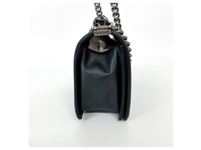 Le Boy Bolsa Chanel Boy Flap em pele de cordeiro acolchoada Old Medium Preto - vista 4