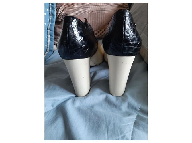 Botines Céline de charol y piel efecto cocodrilo con tacón de bloque Negro Beige - vista 3