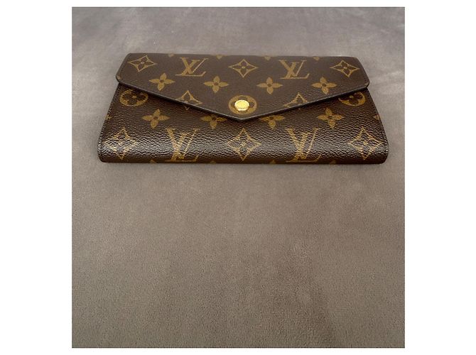 Louis Vuitton Cartera Sarah Monogram Canvas Castaño - vista 3