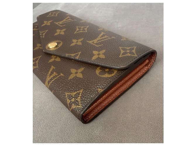 Louis Vuitton Cartera Sarah Monogram Canvas Castaño - vista 8