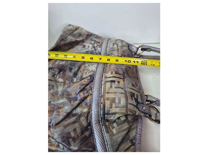 Fendi Schultertasche Zucca Muster Braun Grau Metallisch - Ansicht 14