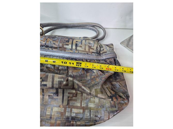 Fendi Schultertasche Zucca Muster Braun Grau Metallisch - Ansicht 15