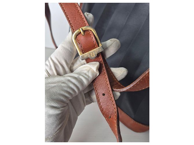 Fendi Schultertasche aus Zucca-Canvas und Leder Braun Schwarz - Ansicht 6