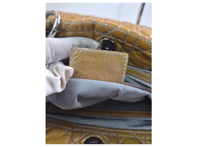 Christian Dior Bolso Tote Cannage en Piel Charol Castaño - vista 11