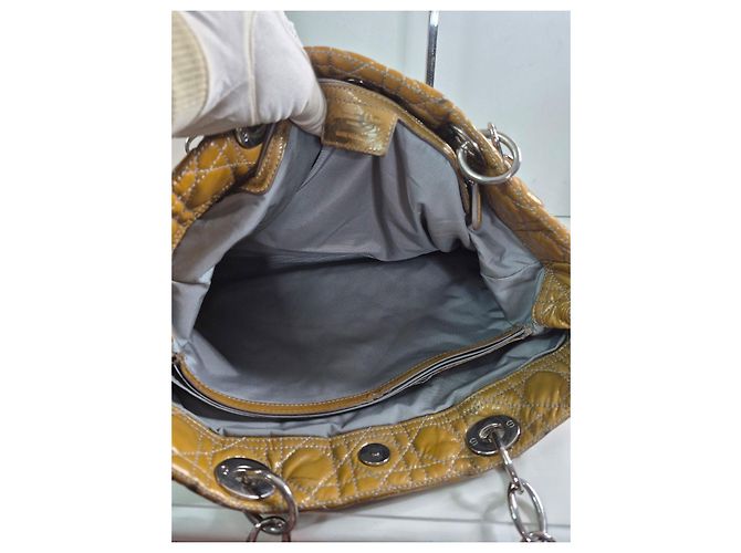 Christian Dior Bolso Tote Cannage en Piel Charol Castaño - vista 13